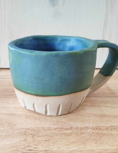 Photographie d'une tasse verte
