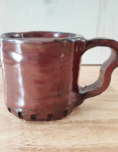 Photographie d'un mug couleur rouille