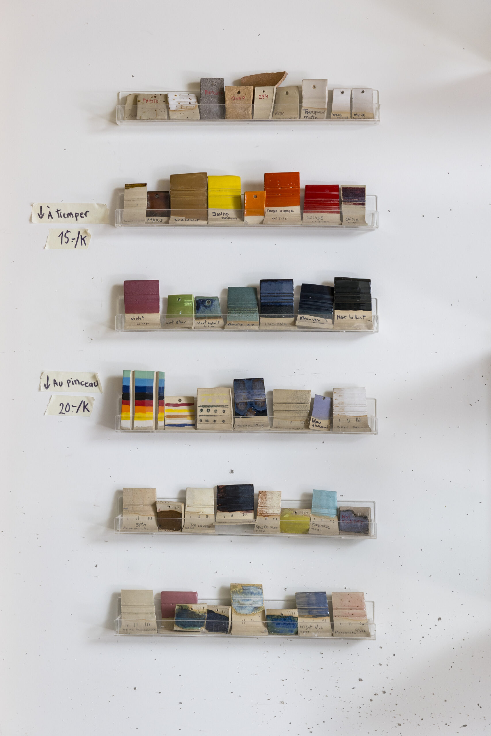 Photographie d'une quarantaine de rectangles émaillés de toutes les couleurs