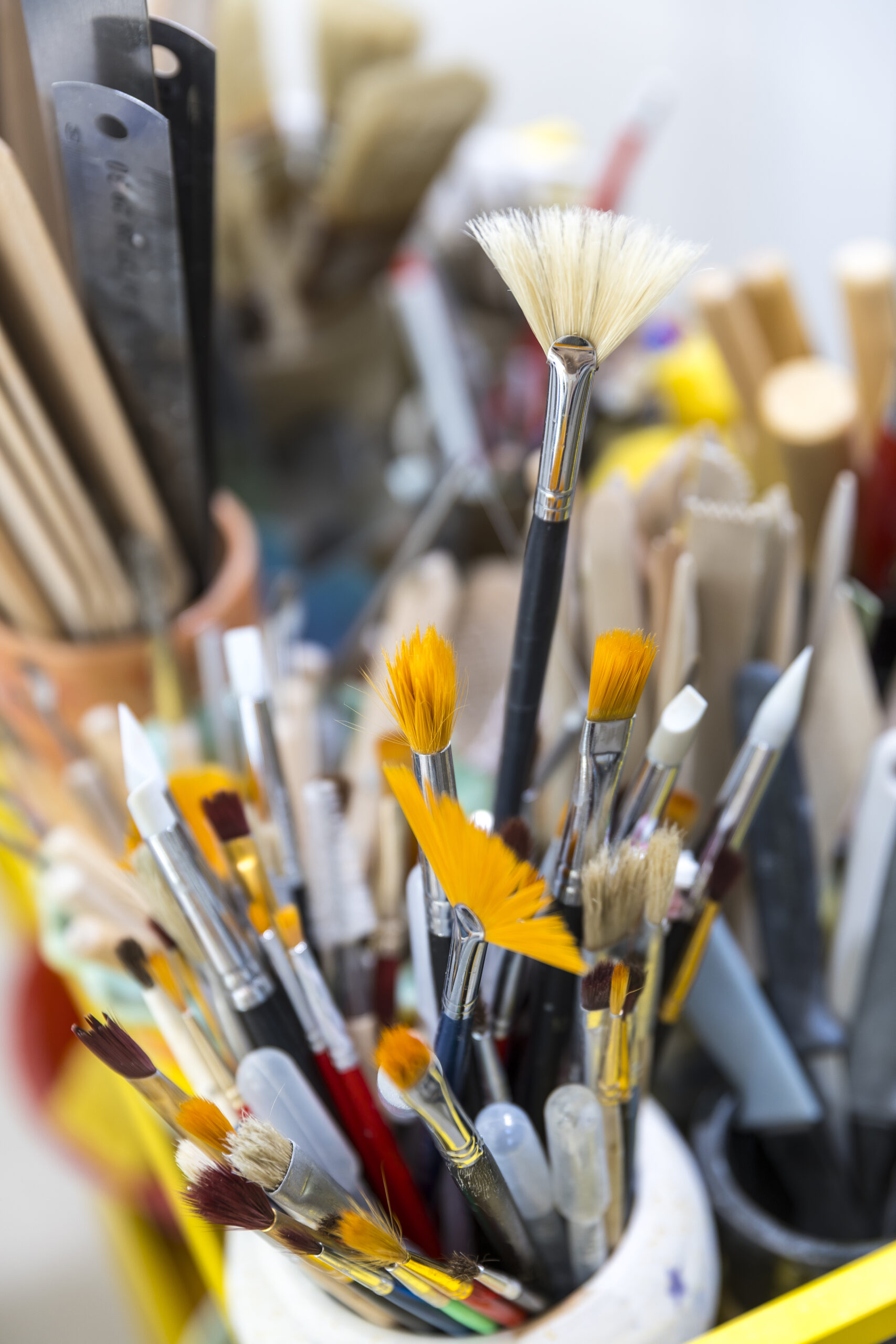Photographie des outils avec en premier plan les pinceaux.