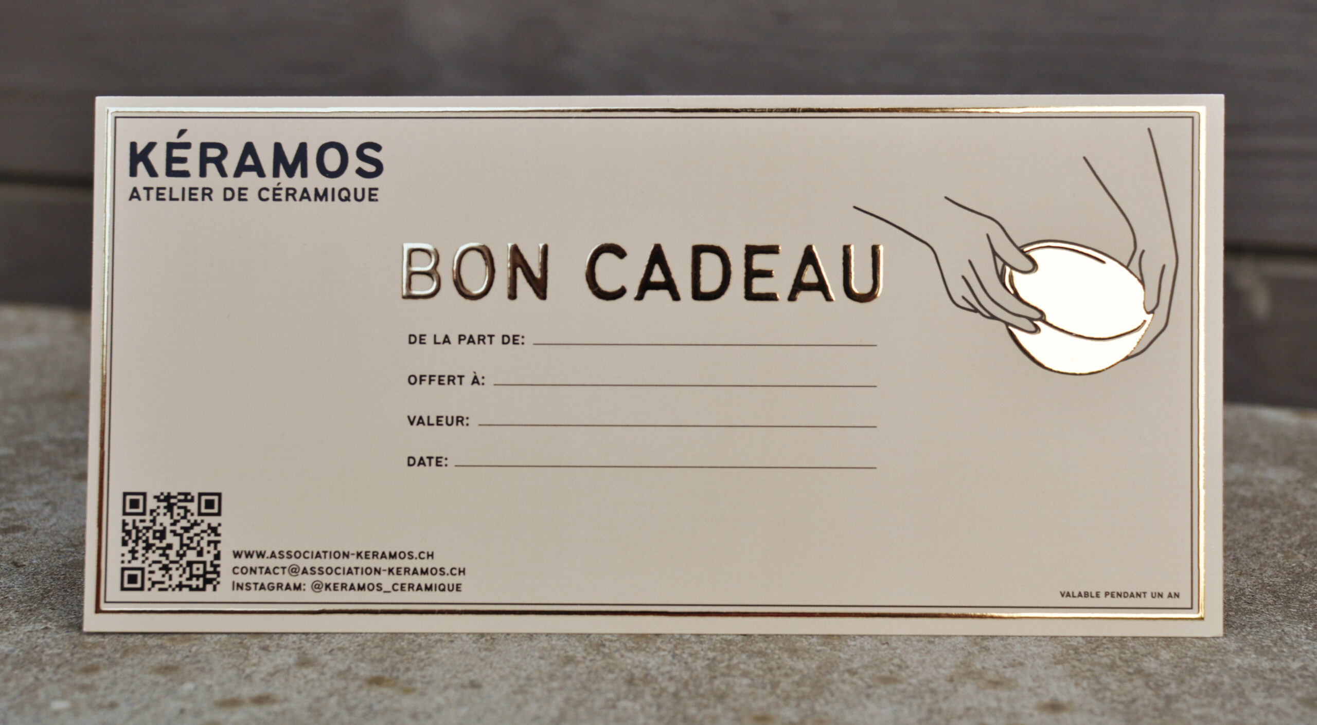 Photographie de la carte cadeau beige et doré.