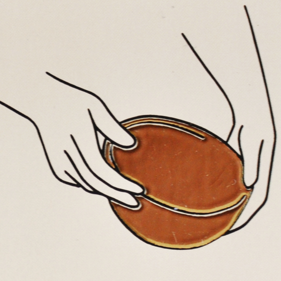 Logo de Kéramos, deux mains stylisés portent un bol doré